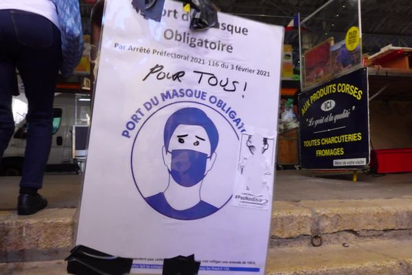 Une affiche rappelant l'obligation du port du masque sur un marché d'Antibes.