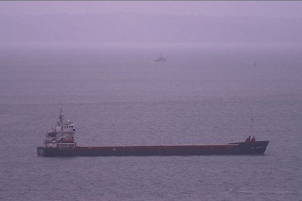 Le cargo Fri Dolphin en rade de Brest