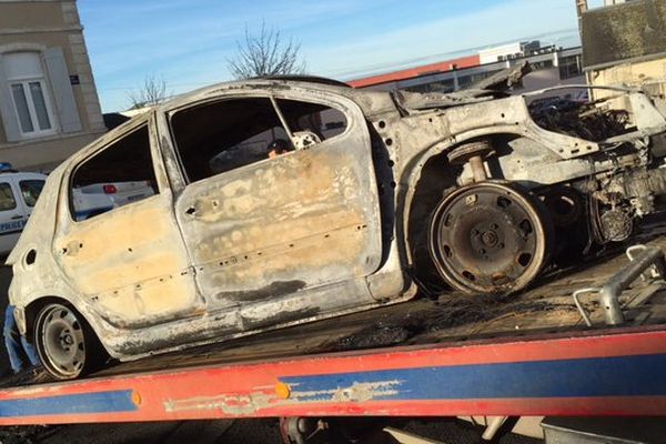 Une des voitures brûlées dans la nuit du dimanche 26 au lundi 27 décembre 2015 à Parthenay (79).