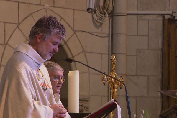 Pour sa première messe de Noël dans sa nouvelle paroisse, le prêtre a fait le plein de fidèles