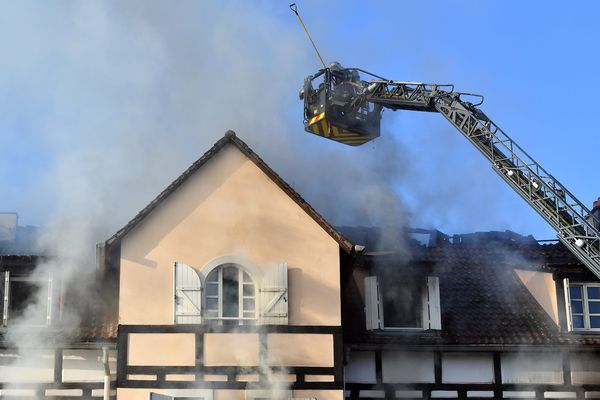 Les pompiers mobilisés sur l'incendie de Schiltigheim dans la nuit du 2 au 3 septembre ont mis de nombreuses heures à venir à bout des flammes