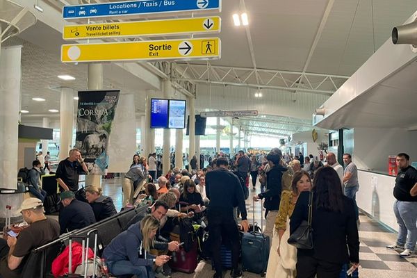 Des passagers patientent à l'aéroport d'Ajaccio où aucun vol n'est assuré.