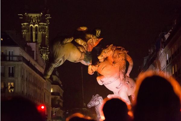 Présentés lors de la nuit blanche 2019 à Paris, les chevaux des Plasticiens volants, seront visibles ce week-end à Graulhet (Tarn).