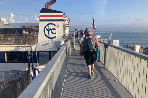 Les passagers embarquent à Fromentine à bord de l'Insula Oya 3, destination l'ile d'Yeu