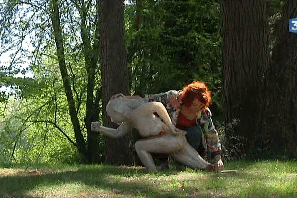 Nicole Brousse, sculptrice, achève l'installation d'une de ses oeuvres dans le parc d'Ar Milin.