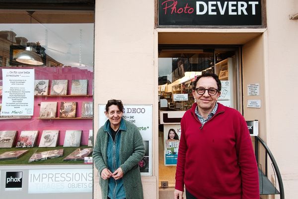 Isabelle et Benoît Devert, gérants de Photo Devert, fondé par leurs parents, en 1975, place de l'hôtel de ville, à Reims.