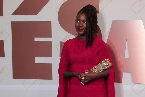 Alice Diop a la cérémonie des César 2023, le trophée du "meilleur premier film" à la main.