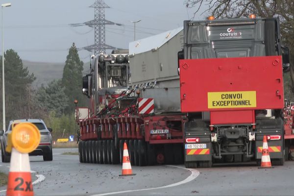 Un convoi exceptionnel de 45 mètres de long bloque la circulation au sud de Colmar depuis vendredi soir. Il faudra attendre lundi pour finaliser le dépannage