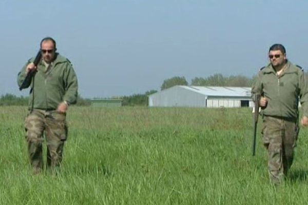 La section de prévention du péril animalier est chargée d'assurer la sécurité des vols sur la Base Aérienne 705 de Tours.