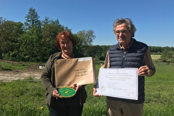 Corinne Bloch et Ernest Hoeffel élèvent 300 charolaises sur un domaine de 180 ha à Walbourg (Bas-Rhin)