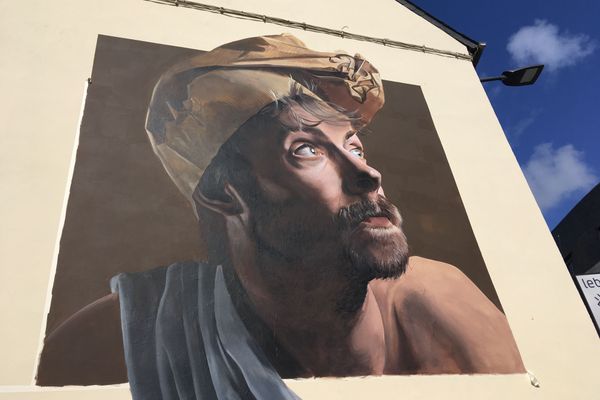 Le festival Just do paint a livré sa moisson d'oeuvres sur les façades de Saint-Brieuc. Ici, la fresque de Piet Rodriguez, artiste graffeur de Belgique 27 sept 2020