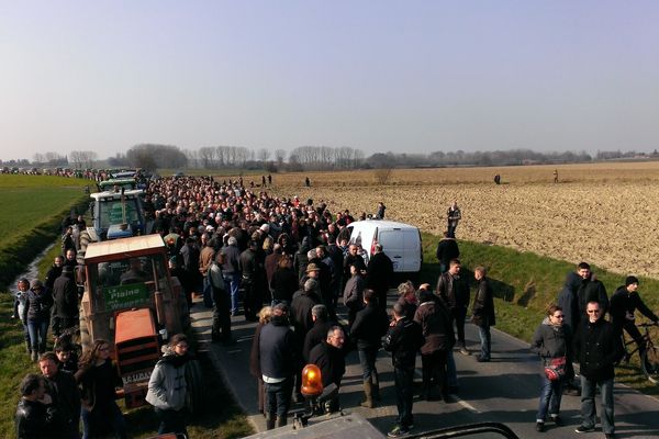 La manifestation a rassemblé beaucoup de monde près de la future zone d'accueil.