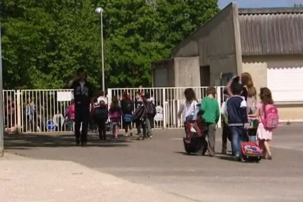 Les nouveaux rythmes scolaires s'appliquent dès la rentrée 2014 : 5 matinées par semaine, 24 heures de classe