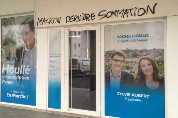 La permanence taguée du député LREM Sacha Houlié