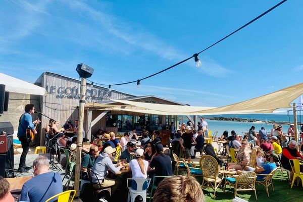 Neuf ans après son arrivée à la tête de l'établissement, l'équipe du Goéland 1951 doit céder l'exploitation du fameux bar-retaurant de plage de Réville., dans le Val-de-Saire.