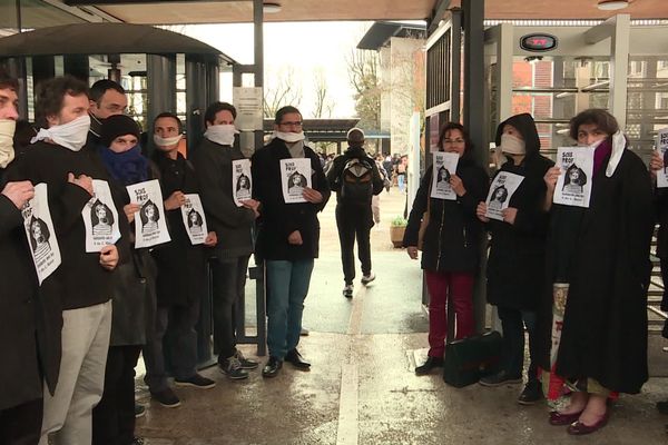 Au lycée polyvalent Clément Marot à Cahors, une quarantaine professeur a fait une haie d'honneur pour protester contre les lettres de menaces de sanctions reçues par 9 d'entre eux du rectorat.