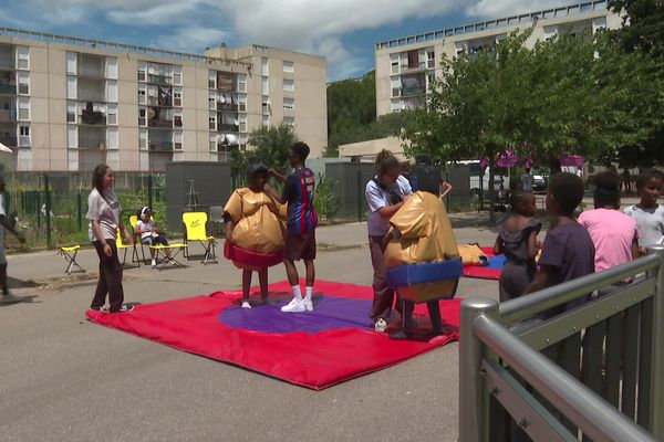 La fête du quartier Pissevin à Nîmes a été maintenue malgré les émeutes des nuits précédentes liées à la mort de Nahel à Nanterre.