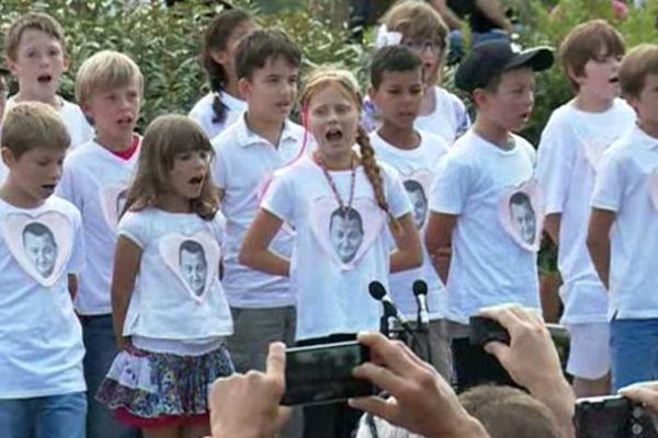 Des sosies, des enfants et aussi des motards, pour cet hommage à Coluche à Opio.