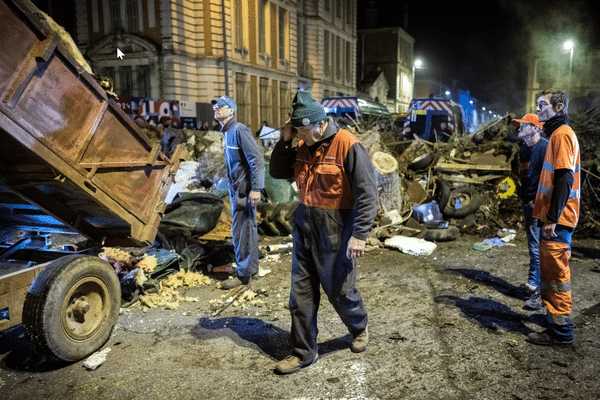 L'opération, baptisée "festival des bennes", a rassemblé au moins 150 tracteurs selon la préfecture, 450 selon les organisateurs.