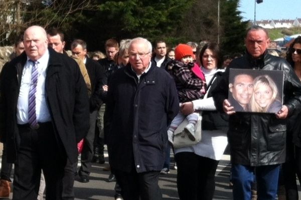 Les proches du couple marchent en silence dans Wimereux