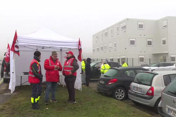 Rochefort-sur-Nenon, Jura : les grévistes devant l'entrepôt Colruyt