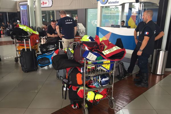 Les membres de l'expédition de l'association Pompiers Missions Humanitaires ont passé l'esntil de leur temps en transit dans les aéroports indonésiens. Ils ont décidé de renter, faute d'être autorisés à exercer leur mission sur les sites touchés par le séisme et de Tsunami.