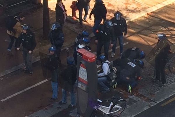 Toute la semaine, des incidents ont émaillé les manifestations de lycéens aux abords des établissements lyonnais. Ici une arrestation vendredi au coeur de Lyon   