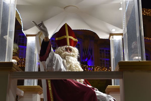 Saint-Nicolas sur son char, à l'occasion du défilé à Nancy de 2019 (Meurthe-et-Moselle).