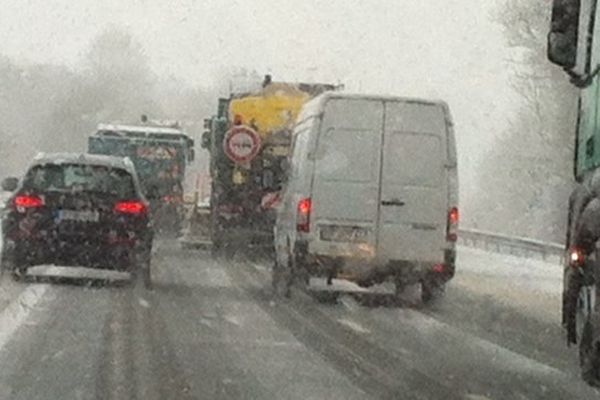 Les chutes de neige sont abondantes depuis ce dimanche matin, en particulier dans le Jura.