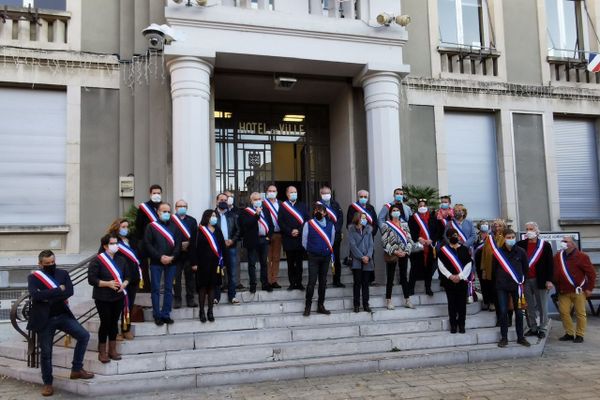 Ces maires réunis devant le parvis de la mairie de Privas en Ardèche dénoncent la fermeture des commerces de proximité. 