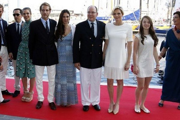 La princesse Charlène, qui attend un heureux événement, était de la fête, aux côtés de la princesse Caroline et de ses enfants. L'humoriste Gad Elmaleh, compagnon de Charlotte Casiraghi s'est vu remettre une cravate du club !