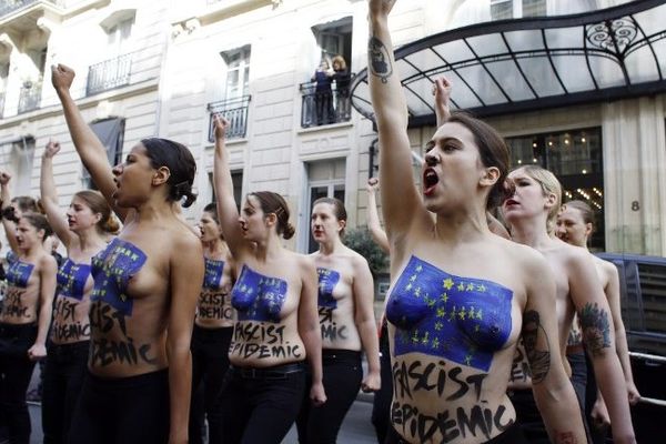 22 Femen ont manifesté mardi à Paris contre le FN, qui présentait au même moment ses listes aux élections européennes lors d'une conférence de presse. 
