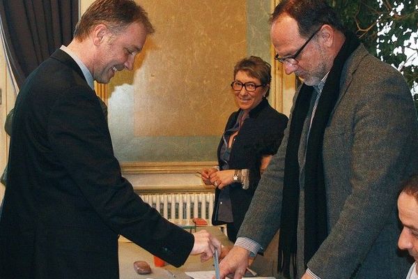 Henri Etcheto (PS -PC-EELV), candidat à la Mairie de Bayonne,  lors de son vote du 23 mars 2014