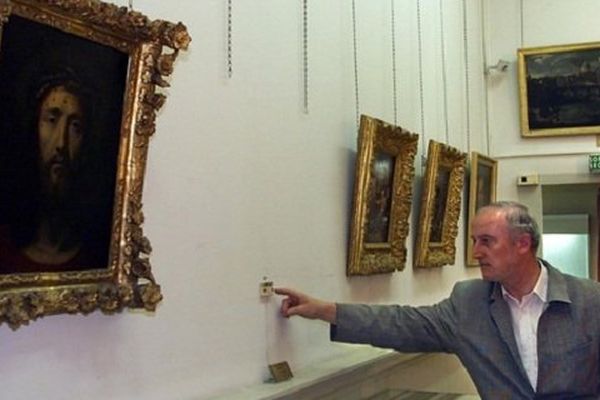 Juillet 1999 : le conservateur du musée de Draguignan montre l'emplacement du tableau volé