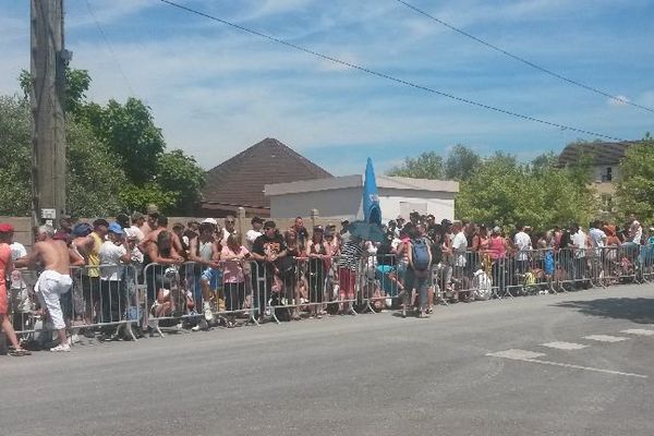 Des centaines d'admirateurs de Johnny Hallyday patientent depuis des heures devant le stade de Bram, à Louhans, en Saône-et-Loire, pour un concert prévu dimanche 12 juillet 2015, à 21h.