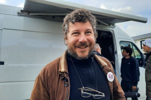 Romain Colucci en deplacement a Livarot (Calvados) à la rencontre des benevoles des Restos du Cœur, le 26 avril 2024