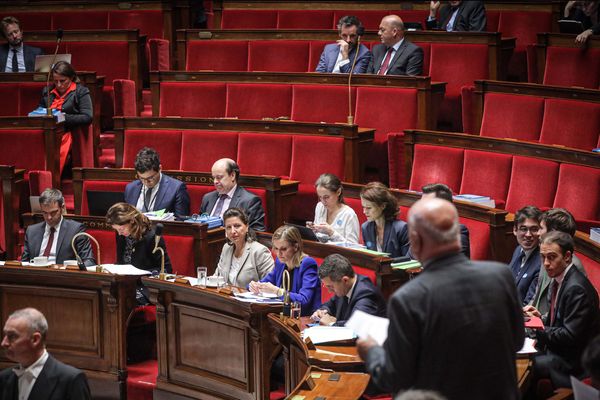 Le vote a eu lieu dans la nuit du 22 au 23 octobre, dans un hémicylce clairsemé.