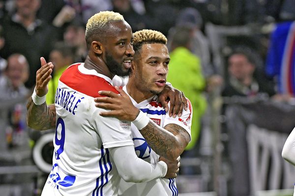 Dembélé et Depay, artisans de la victoire contre Nîmes, ont permis à l'OL de reprendre son souffle avant sont match contre Hoffenheim en Ligue des champions       