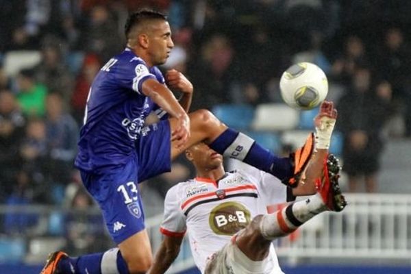 Ryad Boudebouz et Kevin Monnet-Paquet , stade Armand Cesari.  AFP PHOTO / PASCAL POCHARD-CASABIANCA