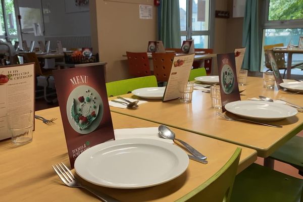 Les plats gastronomiques passent l'épreuve de la cantine scolaire.