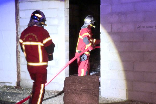 Les pompiers ont éteint un incencie dans l'ancien Joko club de Bayonne, dimanche 26 novembre 2023.