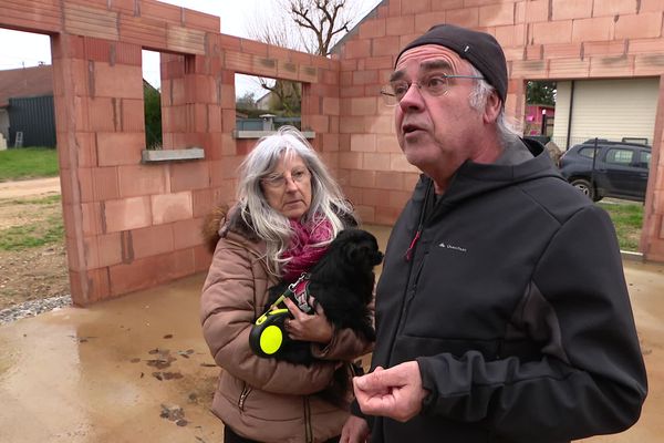 Un couple de retraités confrontés à l'arrêt du chantier de sa maison, celle-ci est trop proche d'une ligne à haute tension