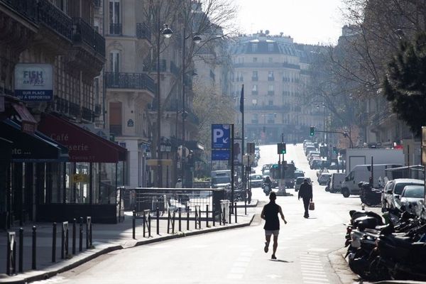 Un sportif dans les rues de Paris photographié le 19 mars 2020.