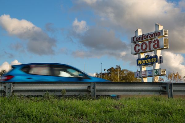 Le totem publicitaire de l'enseigne Cora, près de l'autoroute A20.