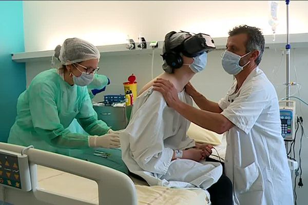 Pendant cette ponction lombaire, le patient regarde un enregistrement vidéo et oublie sa douleur