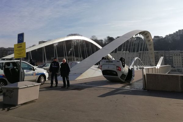 Le véhicule s'est retourné en roulant sur la rampe courbée du pont Schuman à Lyon, ce lundi 19 février.