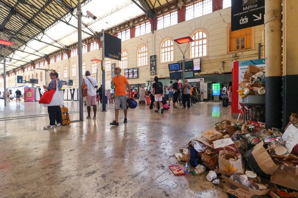 SNCF Gares et Connexions informe la société Laser Propreté de la résiliation de son contrat pour le nettoyage de la gare Saint-Charles à Marseille.