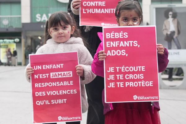 Plusieurs dizaines de personnes se sont rassemblées sur le parvis de l’église Saint-Sever à Rouen (Seine-Maritime) pour dénoncer les violences faites aux enfants.