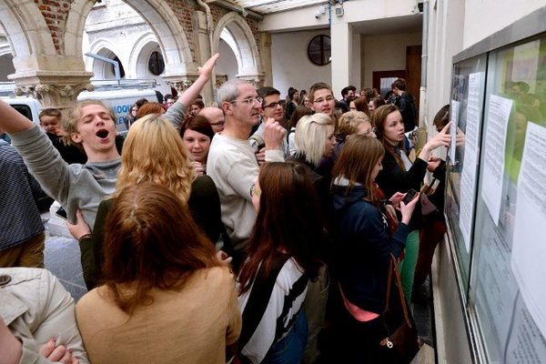 Ambiance à l'annonce résultats au lycée Saint Denis à Saint-Omer, ce vendredi matin. 