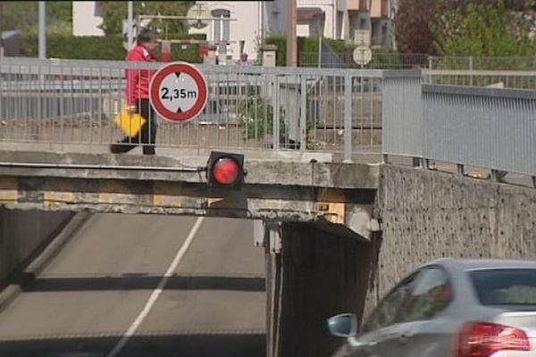 Le pont en question dans le quartier des Chaprais